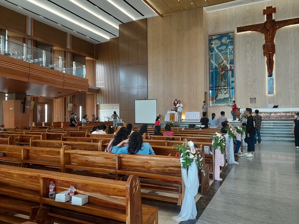 pak Thoomas dan koor===